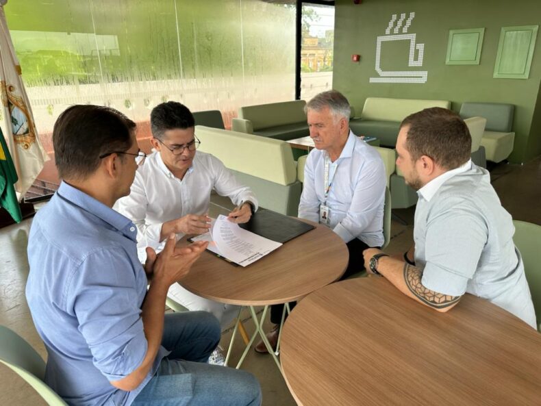 Prefeito de Manaus assina decretos que criam selos ‘Amigos da Natureza’ e ‘Amigos dos Animais’