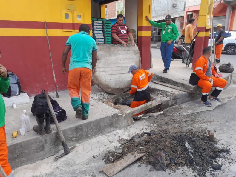 SEMINF realiza obra emergencial para desobstruir bueiros entupidos no Riacho Doce