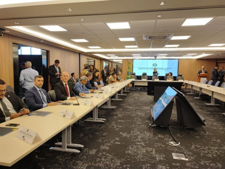 General Mansur participa de primeira reunião com ministro da Justiça e secretários de segurança do país