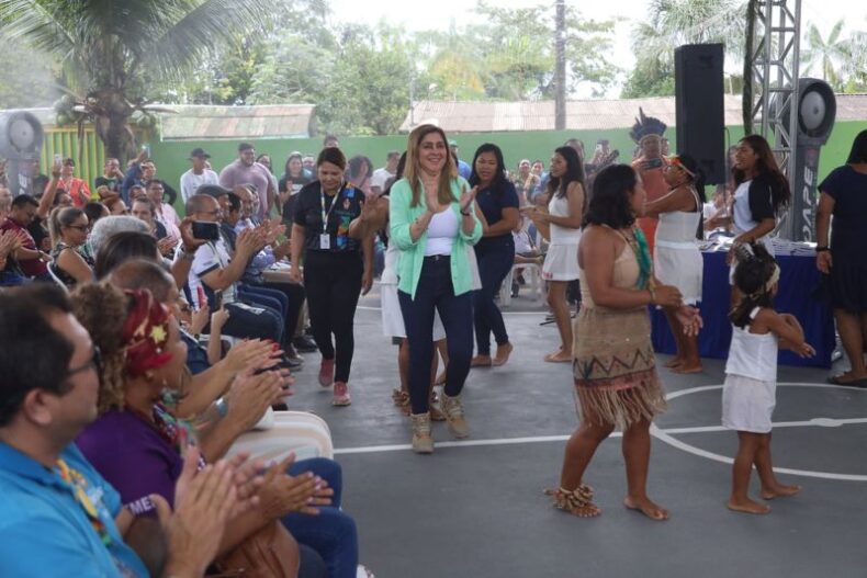 Reinauguração de escola municipal marca abertura do ano letivo em comunidades do rio Negro