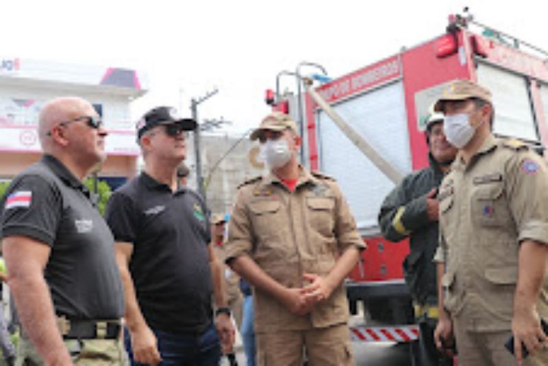 Corpo de Bombeiros controla incêndio em shopping na zona leste de Manaus