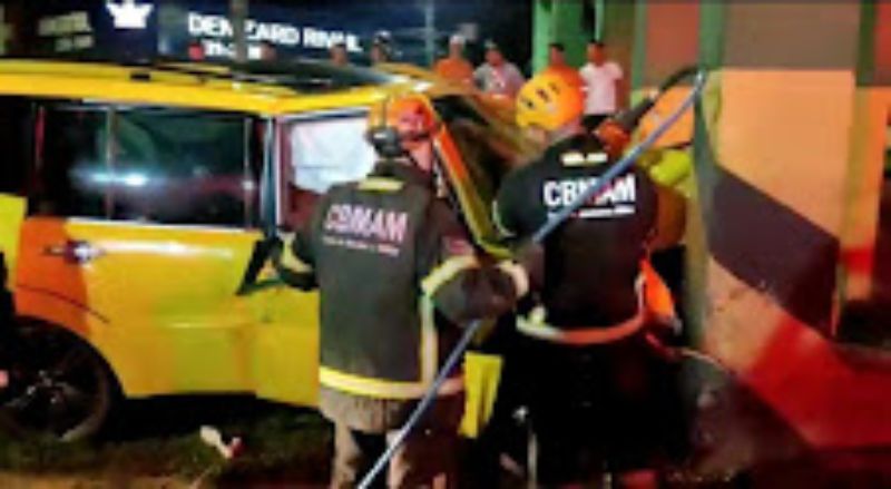 Bombeiros removem ferragens de veículo envolvido em acidente de trânsito