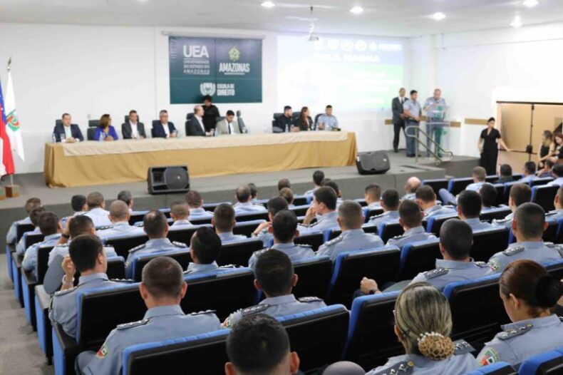 Capitães da PMAM participam de Aula Magna do Curso de Aperfeiçoamento de Oficiais