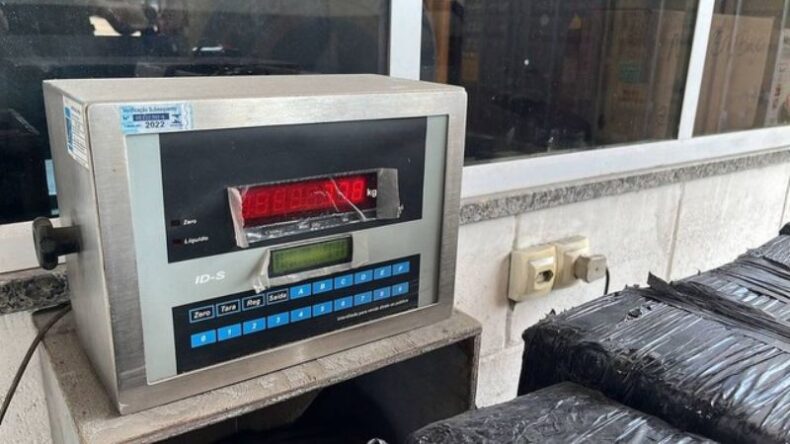 Receita apreende 778 quilos de cocaína em meio a carga de minério