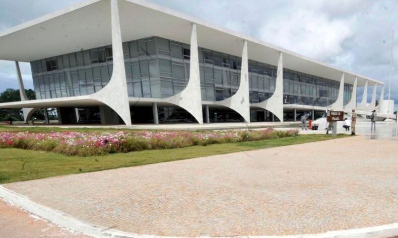 Lula e Macron falam de democracia e meio ambiente por telefone, em conversa que durou mais de uma hora