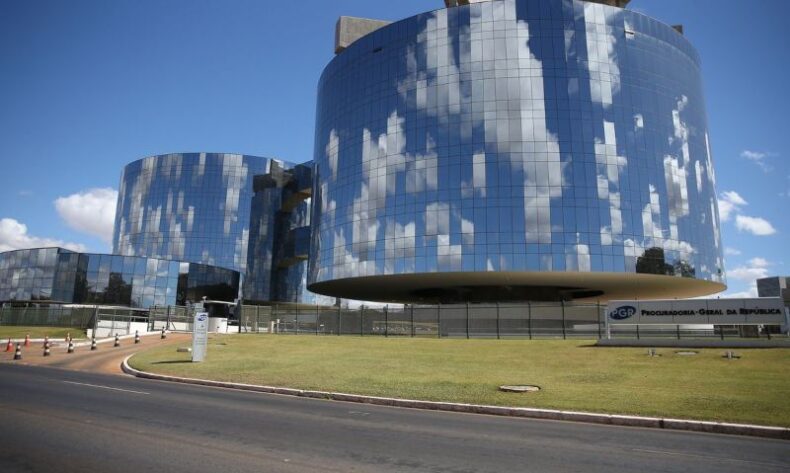 Ministério Público e advogados acionam Supremo contra deputados em atos golpistas