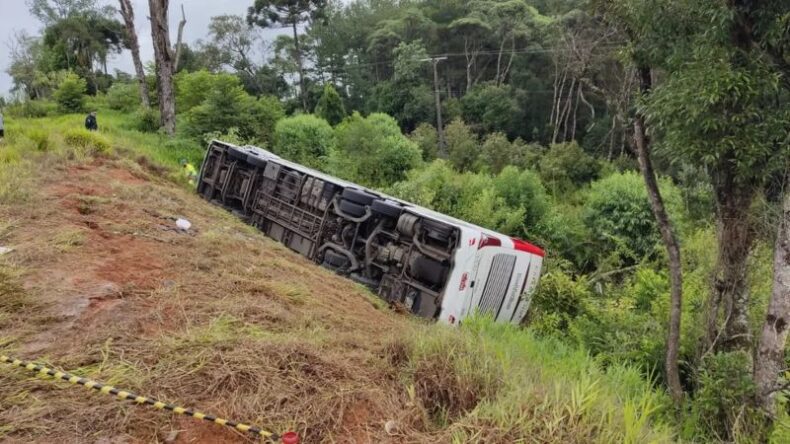Sete pessoas morrem e 22 ficam feridas após ônibus de viagem tombar na BR-277, em Fernandes Pinheiro