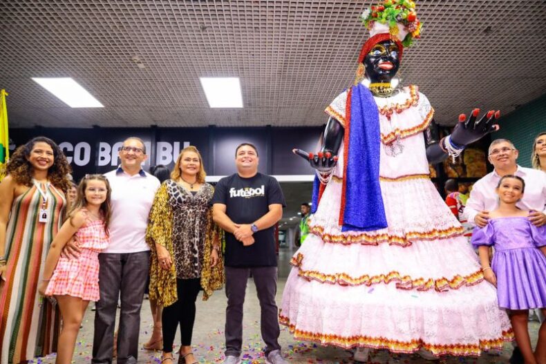 Prefeito de Manaus, em exercício, Caio André recebe boneca Kamélia e abre oficialmente o Carnaval 2023