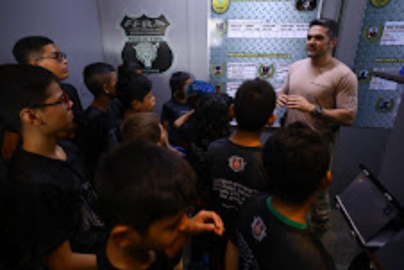 Alunos do projeto ‘Jovens Embaixadores’ visitam base da Coordenadoria de Operações e Recursos Especiais