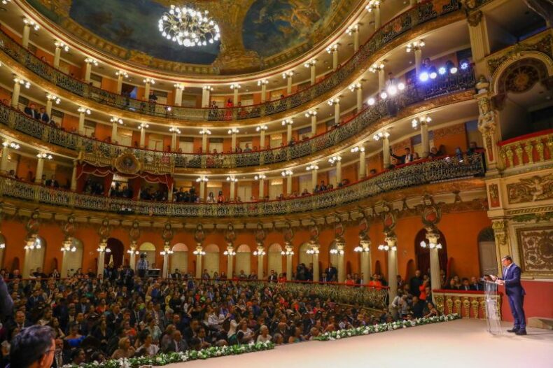 Governador convidou 12 cidadãos para ocuparem as primeiras fileiras da plateia do Teatro Amazonas, durante a posse