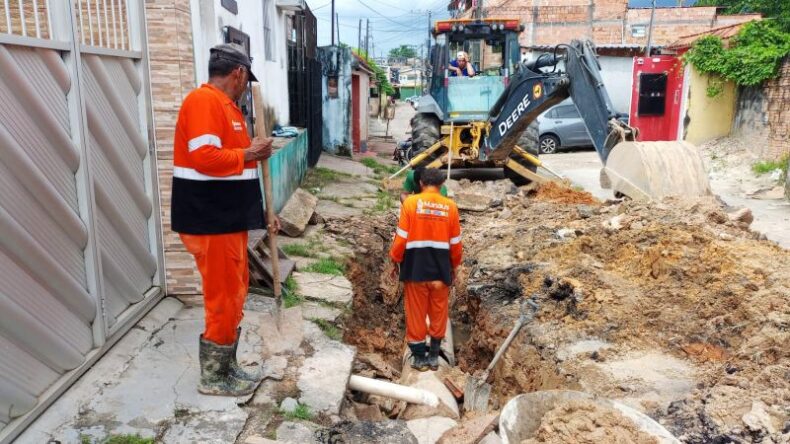 Prefeitura de Manaus inicia troca de tubulação em drenagem rompida no bairro Alvorada