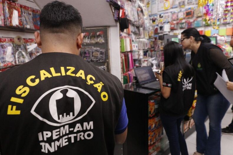 Ação do IPEM orienta população e fiscaliza fantasias de Carnaval e preservativos masculinos