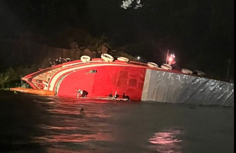 AM:Barco naufraga perto da ponta do Ismael e 42 pessoas são resgatadas