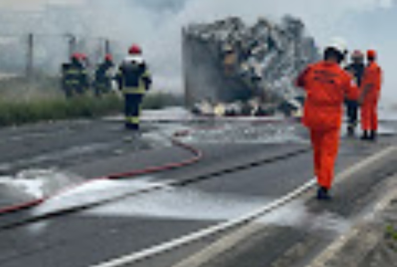 Corpo de Bombeiros-AM é acionado para controlar incêndio em carreta