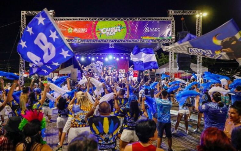 Mais de 30 artistas se revezarão no palco do Carnaboi neste fim de semana no Sambódromo