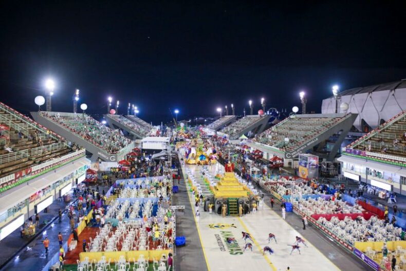 Mesmo com chuva, escolas de samba do Grupo Especial levam brilho, criatividade e homenagens para o Sambódromo