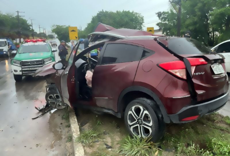 Em Manaus, carro com crianças colide com frente de caminhão