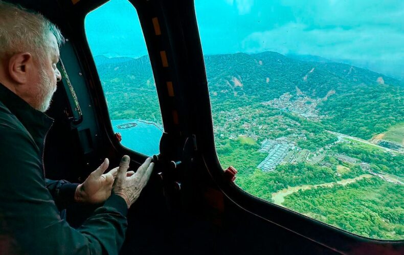 Em São Sebastião, Lula promete reconstrução de casas em áreas seguras