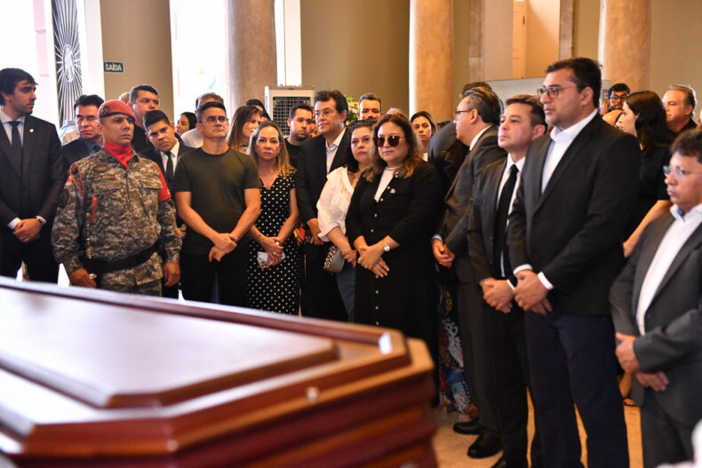 No velório do ex-governador Amazonino Mendes, prefeito David Almeida destaca sua importância política para o Amazonas