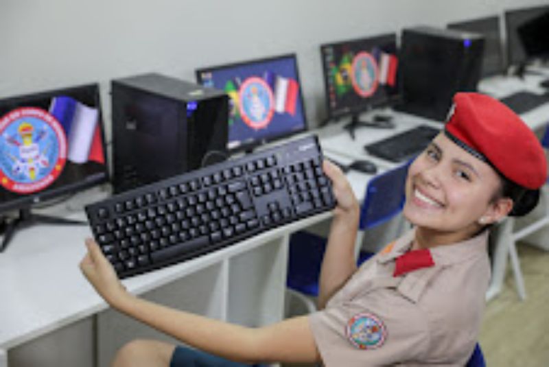 Governo do AM inaugura laboratório de informática e entrega equipamentos digitais para colégio do Corpo de Bombeiros