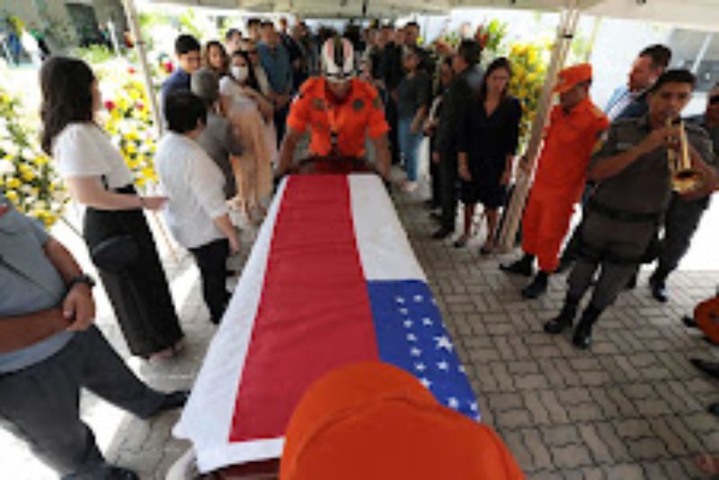 Corpo do ex-governador Amazonino Mendes recebe honras militares e percorre vias durante cortejo