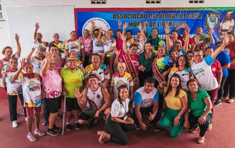 Grupos de idosos de Manaus abrem desfile do grupo especial do carnaval