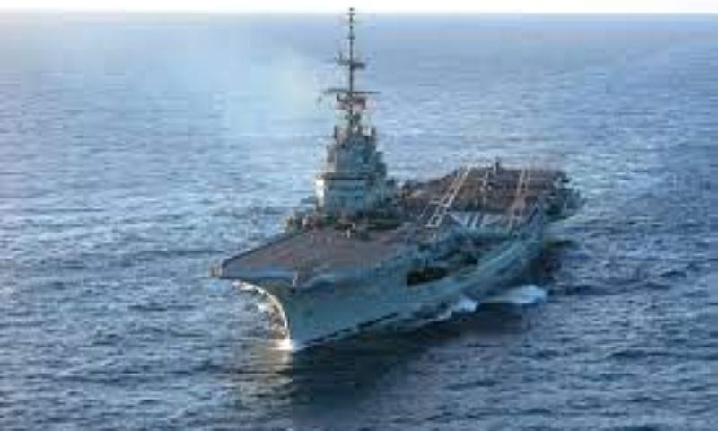 Marinha afunda porta-aviões em alto mar, a 350 km da costa brasileira