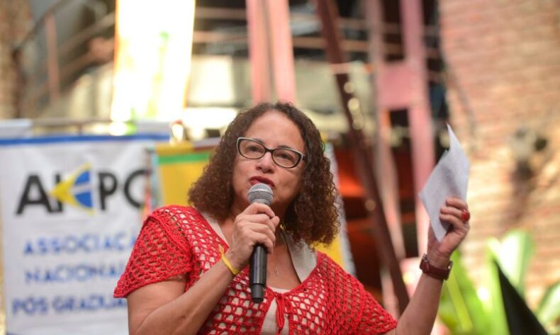 Ministra assegura reajuste de bolsas de pesquisa ainda no 1º semestre