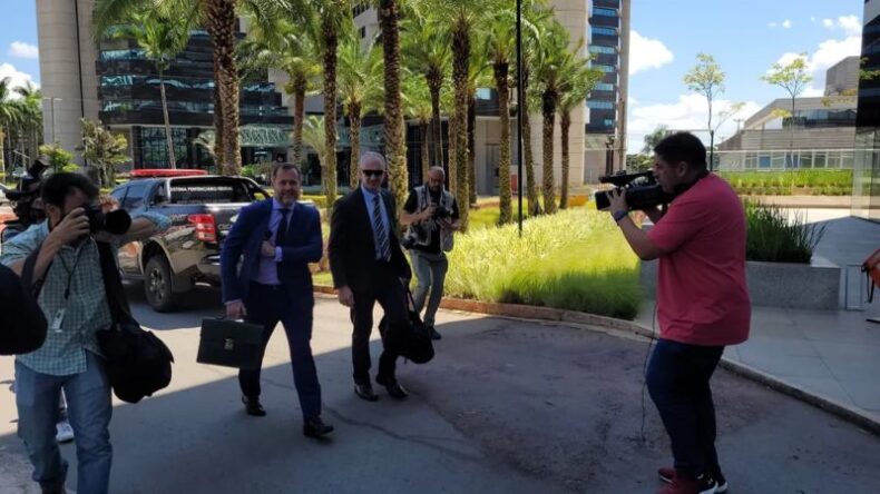 Defesa de Bolsonaro entrega à PF armas dadas de presente ao ex-presidente