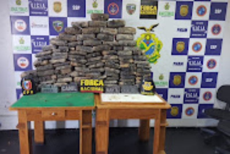 Policiais da Base Arpão prendem dupla com 141 quilos de skunk