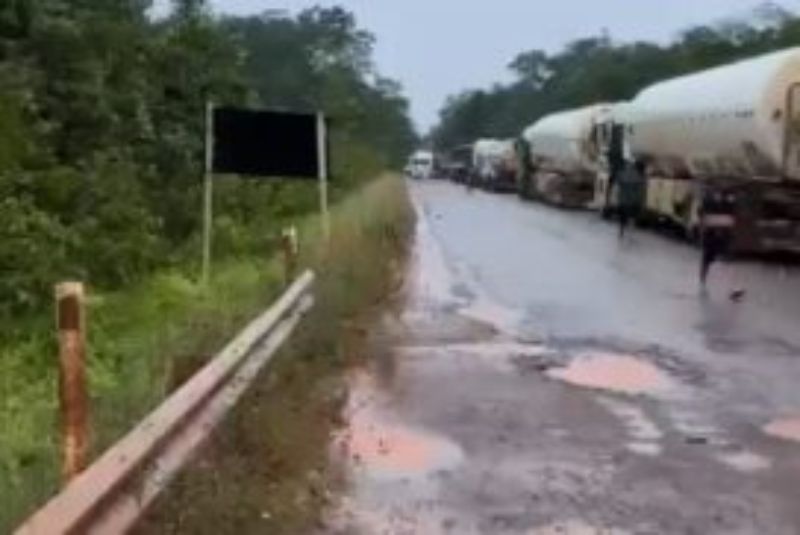 BR-174 é liberada para tráfego, após carreta ficar presa dentro de reserva