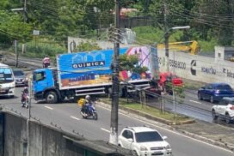 Caminhão fica atravessado em canteiro central da Efigênio Salles, após bater em 03 veículos