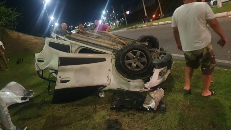 Após capotar e bater em árvore na Torquato Tapajós, carro se parte ao meio