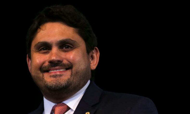 Juscelino Filho segue no governo após encontro com Lula