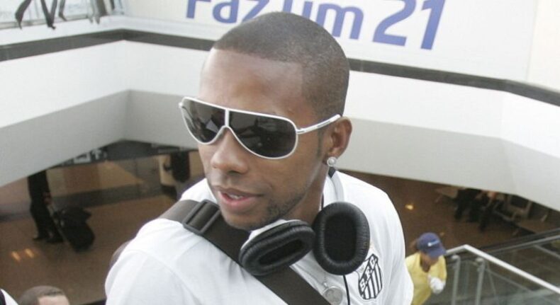 Robinho vai entregar passaporte à Justiça voluntariamente, diz defesa