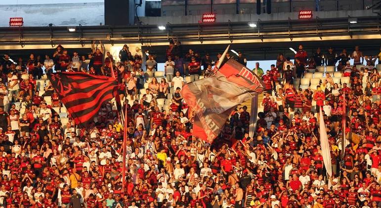 Torcida do Flamengo protesta no CT Ninho do Urubu