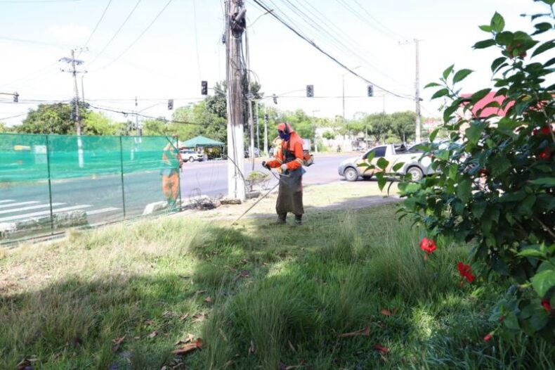 Em Manaus, grandes avenidas continuam recebendo serviço de limpeza da Prefeitura