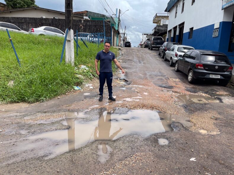Vereador denuncia rua esburacada atrás da sede da Prefeitura de Manaus