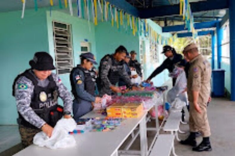 Base Arpão: Policiais realizam ação social para crianças na comunidade do Lira no rio Solimões