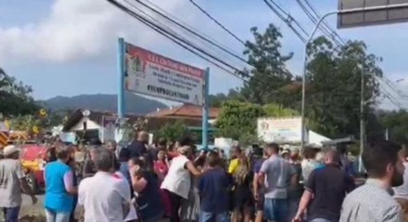 Quatro crianças são mortas após homem invadir creche com machado, em Santa Catarina