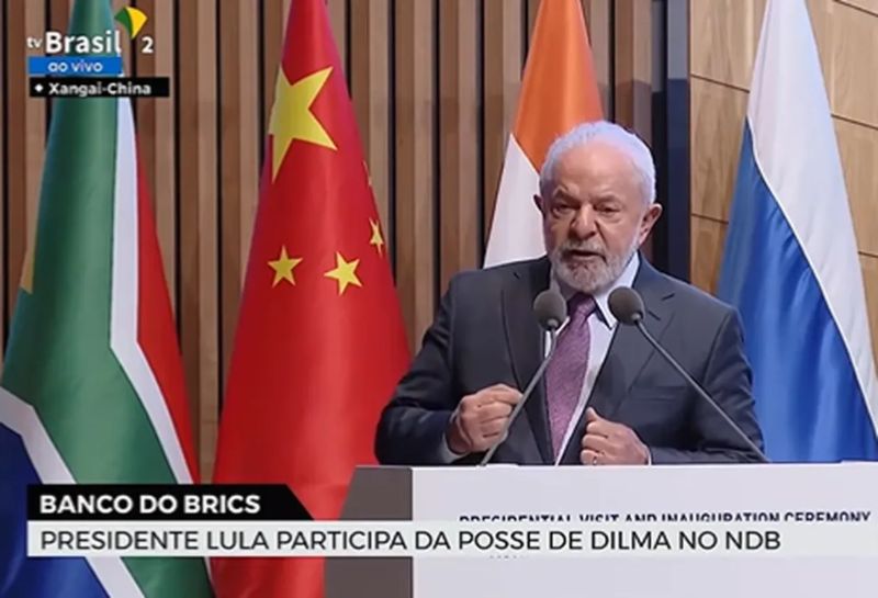 Na China, Lula defende moeda alternativa ao dólar para comércio entre países do Brics