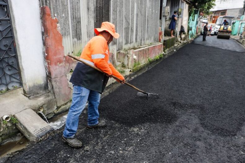 Prefeitura de Manaus intensifica trabalhos de manutenção em asfalto no Zumbi dos Palmares