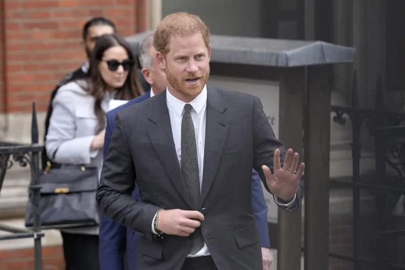 Príncipe Harry irá participar da coroação do pai, diz Palácio de Buckingham