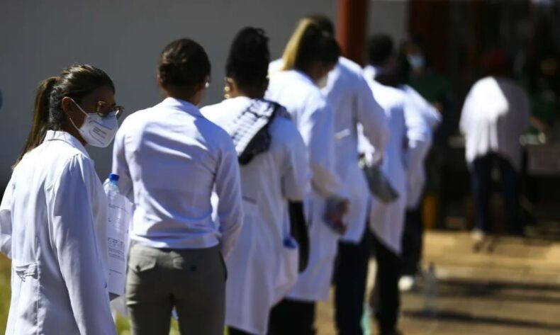 Revalida: reprovações provocam ‘boom’ de alunos em cursinhos; médico ensina como ‘driblar’ possíveis falhas da prova