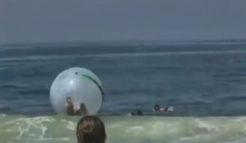 Bombeiros salvam casal à deriva em bolha inflável na Praia de Copacabana