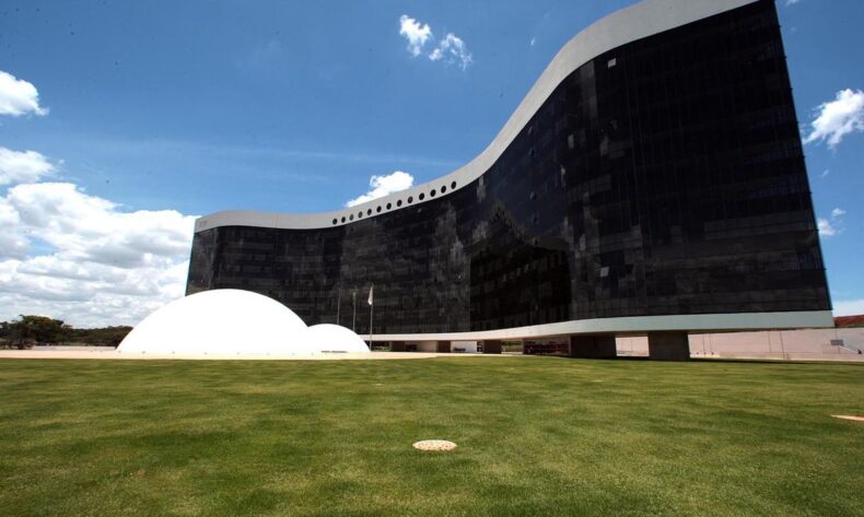 PGE pede que Bolsonaro se torne inelegível por mentiras sobre urnas