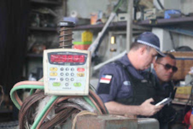 Central Integrada de Fiscalização autua estabelecimentos, em fiscalização de sucatarias na zona norte de Manaus