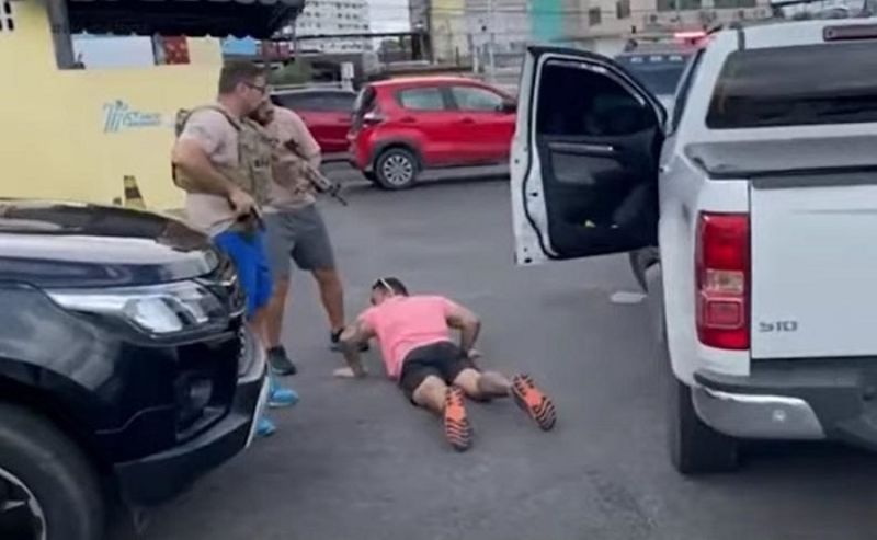 Marido de delegada preso por estelionato usava arma e carro policial