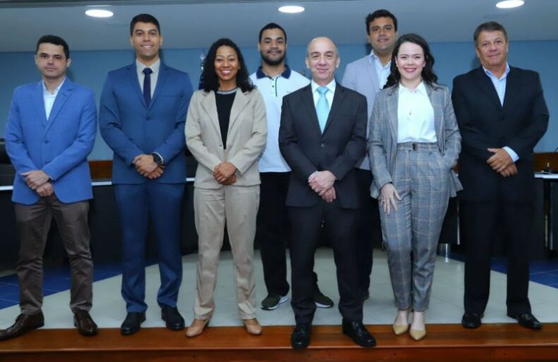 Presidente do TCE-AM dá posse a mais sete aprovados no concurso do órgão