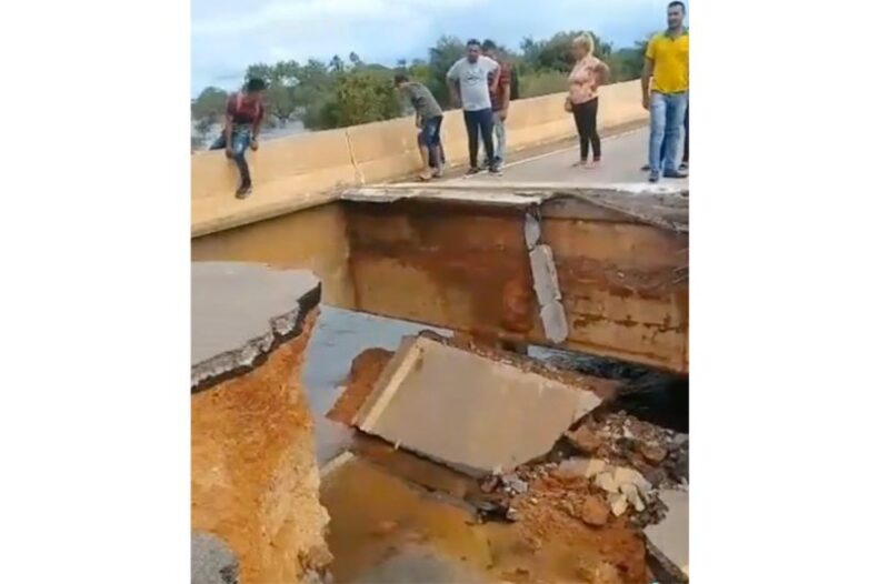 Cai mais uma ponte, no Brasil que o Brasil esqueceu.